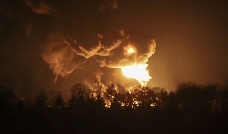 kiev-petroleum-depot-flames-ape.jpg